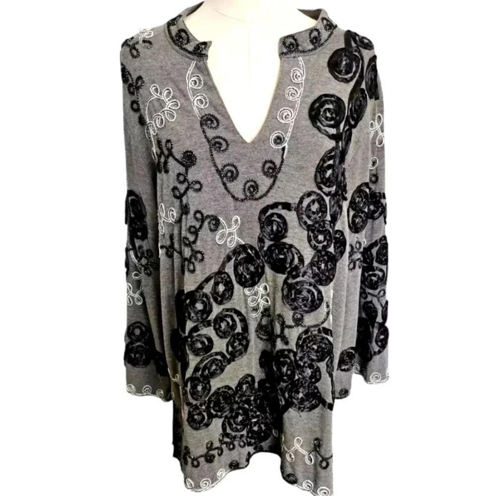 LAUREN MICHELLE Top 1X Gray Knit Black Metallic Embellishment Embroidered LS